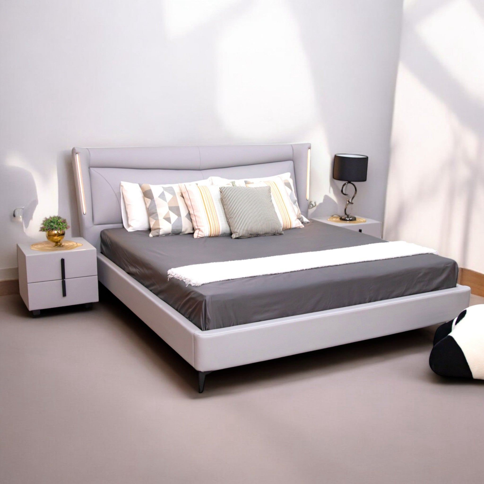 เตียงนอนหนัง PU/PVC "แครรี่ CARRIE" มีไฟ LED หัวเตียง ขนาด 6 ฟุต