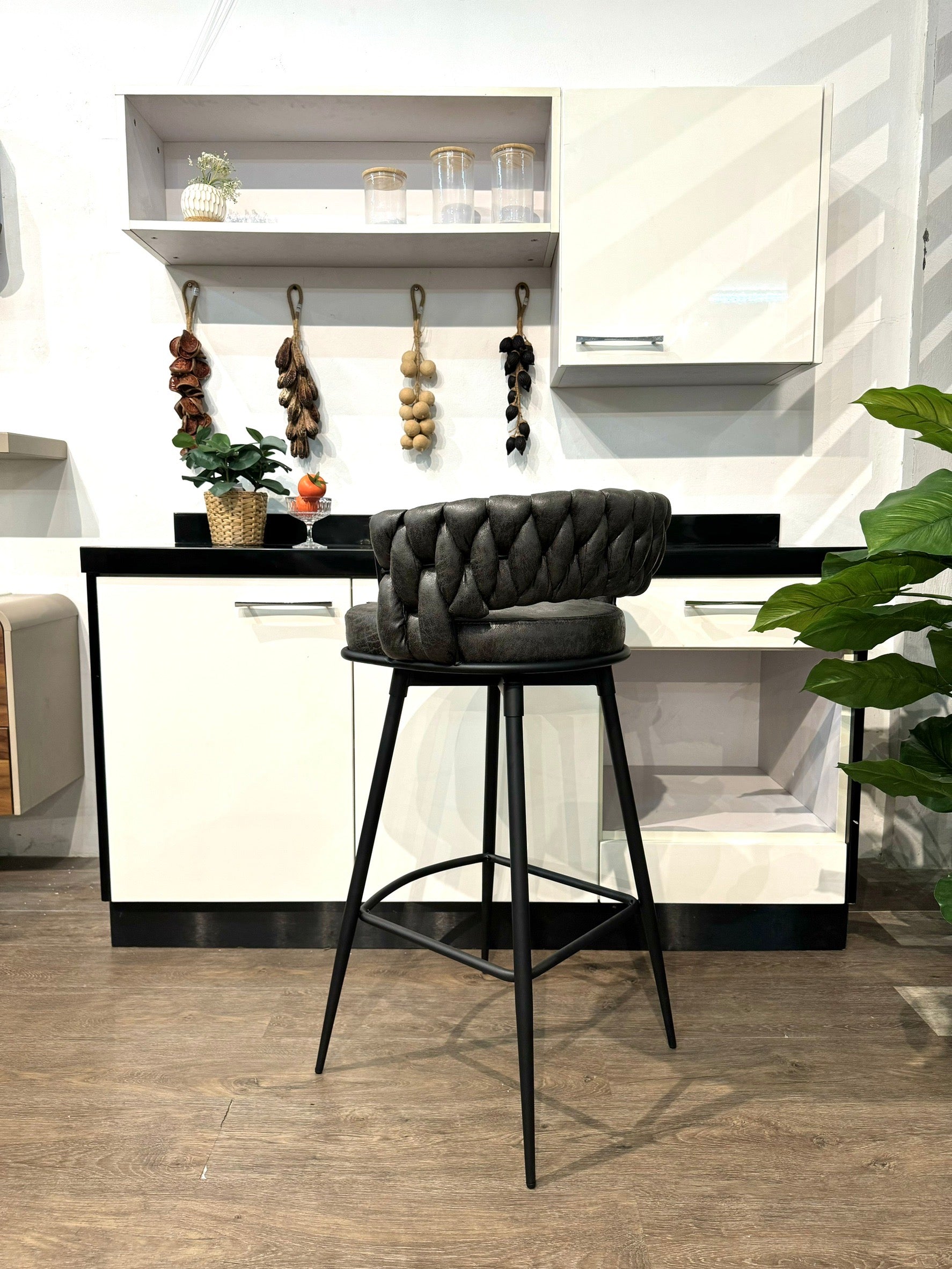 เก้าอี้บาร์ ขาเหล็ก รุ่น เลล่า LAYLA หุ้มหนัง PU  สไตล์ลักซูรี่ luxury ขาทอง ขอบทอง ผ้ากำมะหยี่