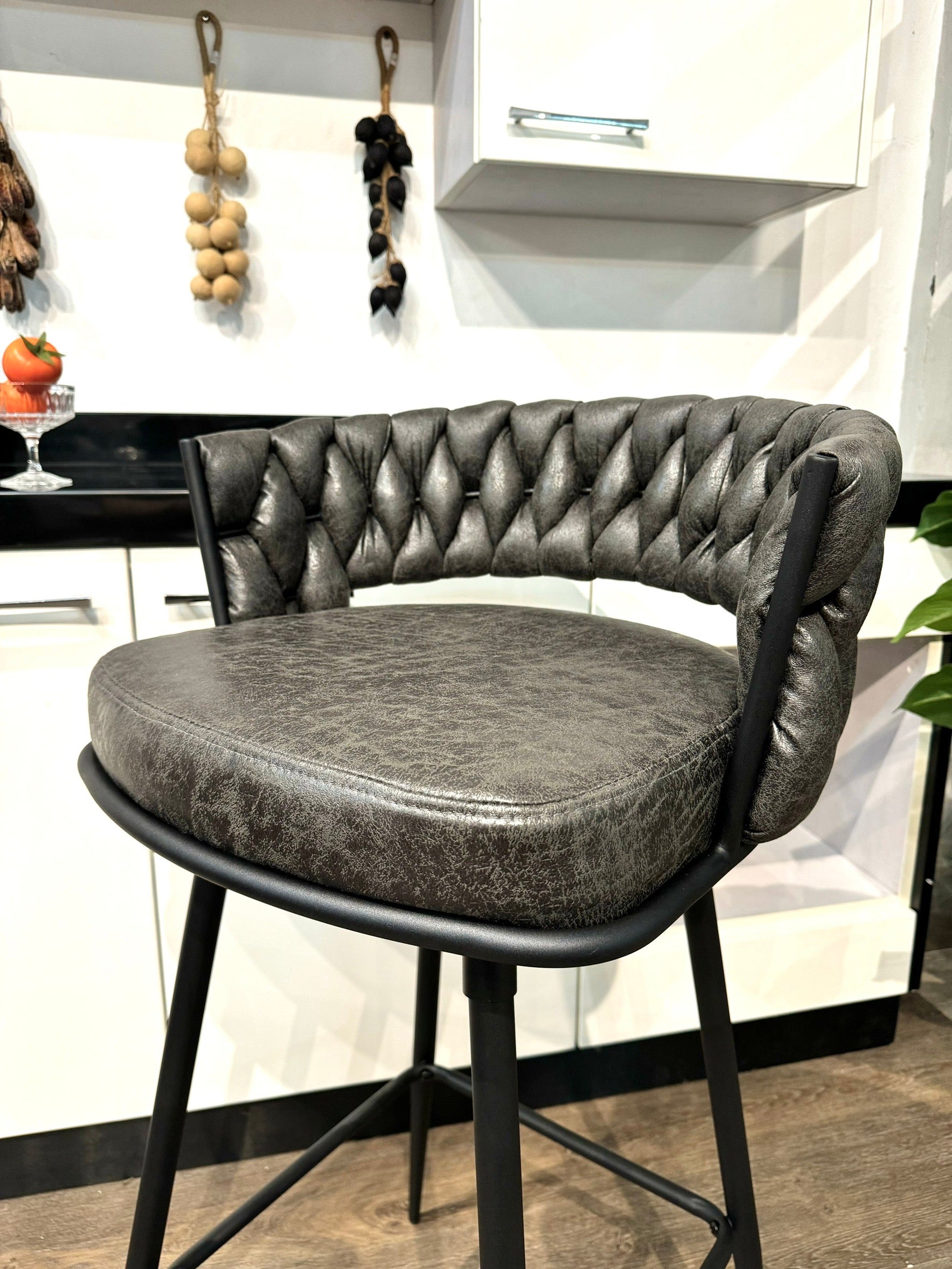 เก้าอี้บาร์ ขาเหล็ก รุ่น เลล่า LAYLA หุ้มหนัง PU  สไตล์ลักซูรี่ luxury ขาทอง ขอบทอง ผ้ากำมะหยี่