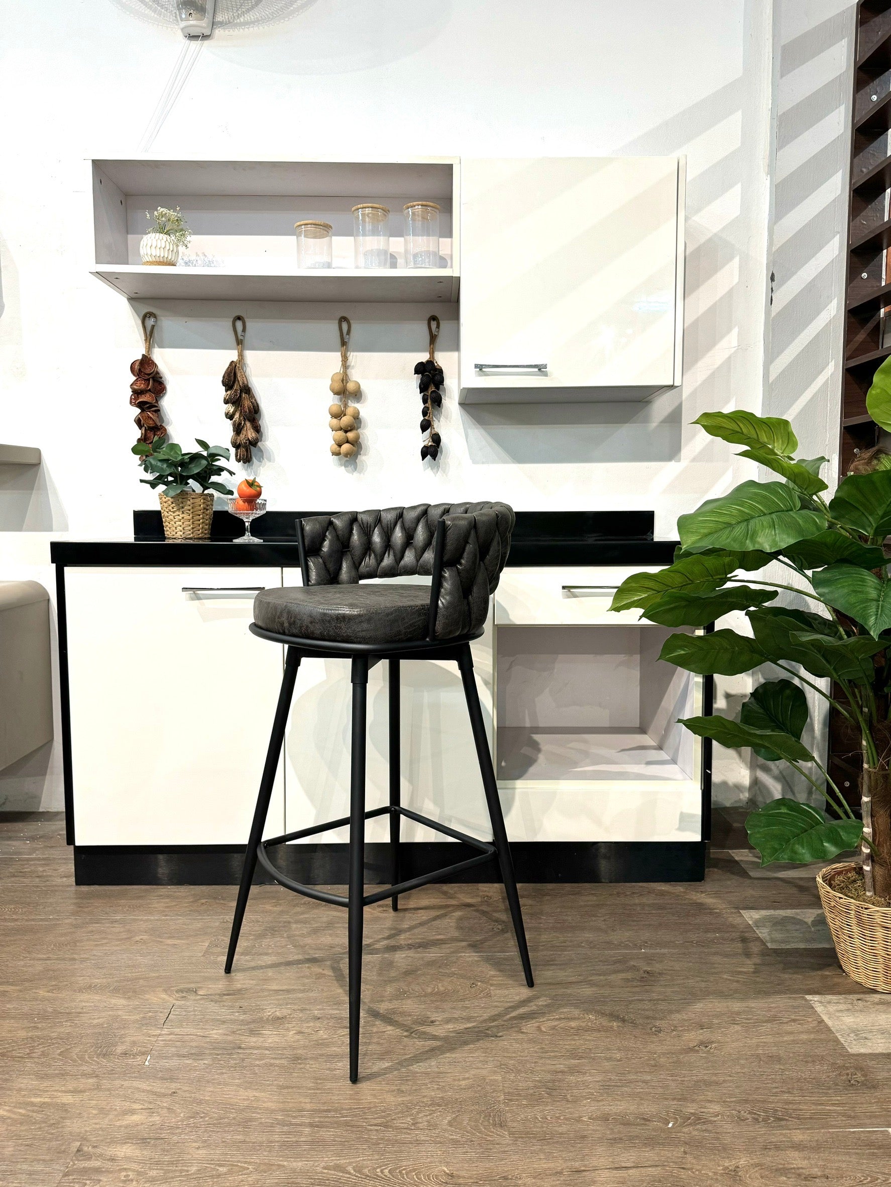 เก้าอี้บาร์ ขาเหล็ก รุ่น เลล่า LAYLA หุ้มหนัง PU  สไตล์ลักซูรี่ luxury ขาทอง ขอบทอง ผ้ากำมะหยี่