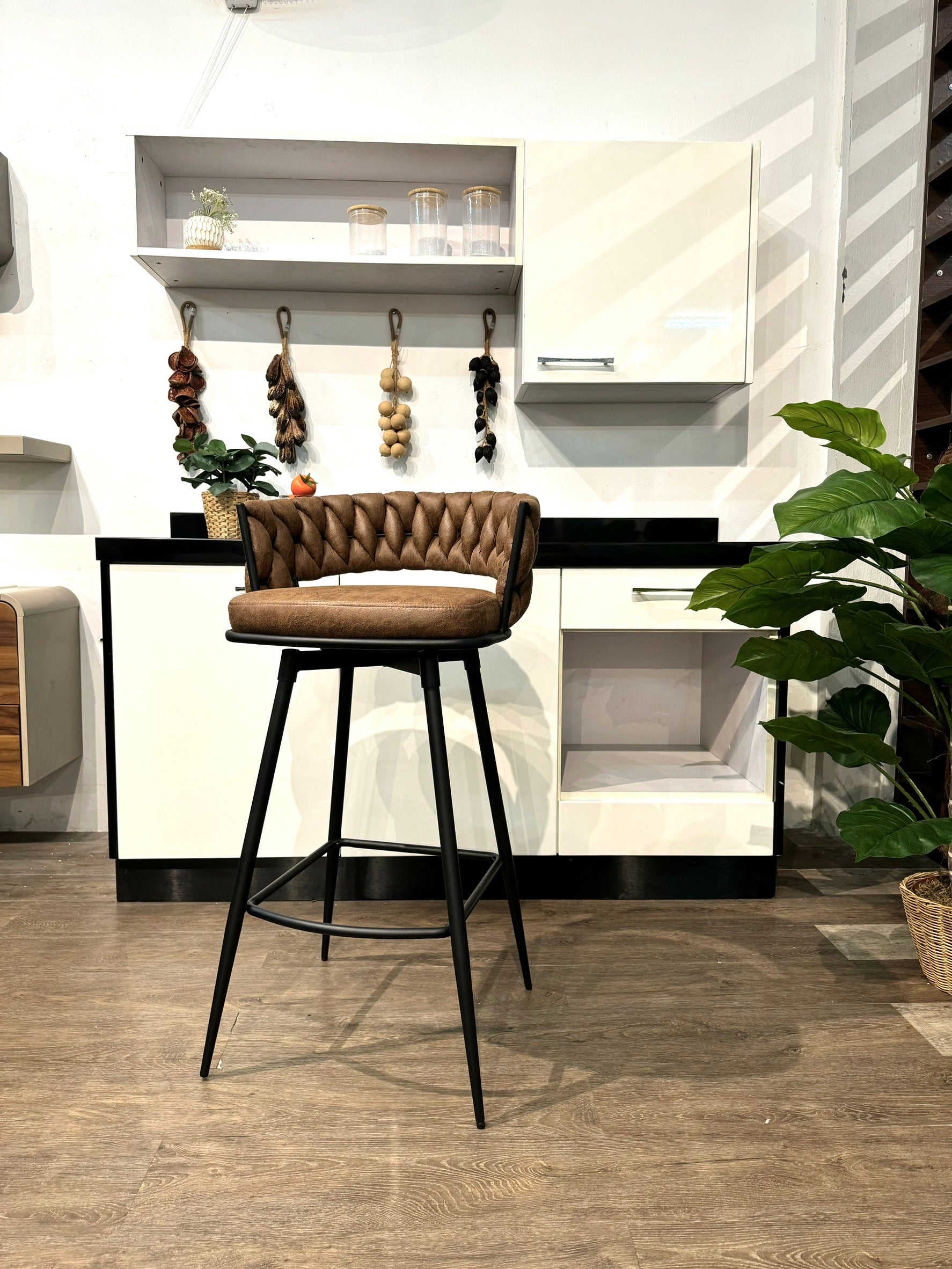 เก้าอี้บาร์ ขาเหล็ก รุ่น เลล่า LAYLA หุ้มหนัง PU  สไตล์ลักซูรี่ luxury ขาทอง ขอบทอง ผ้ากำมะหยี่