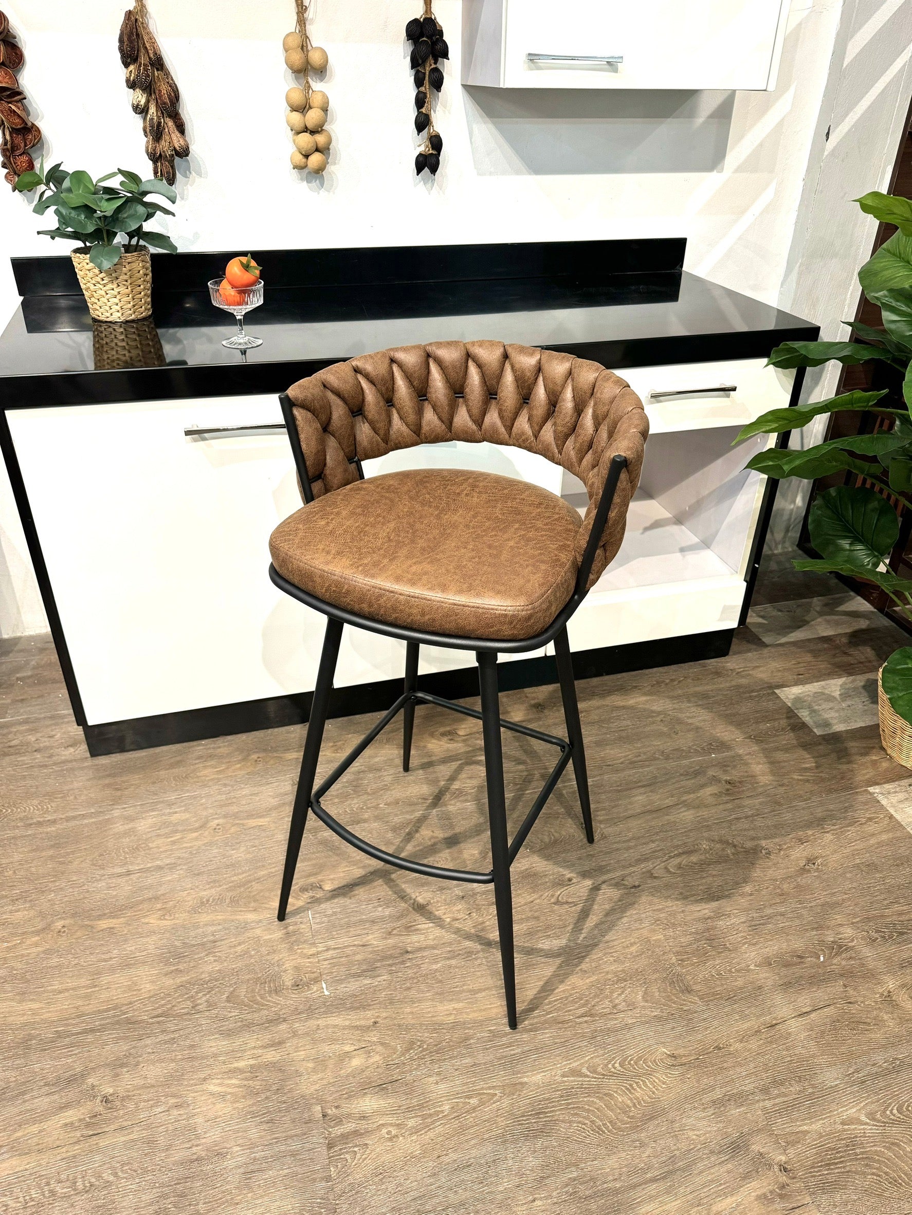 เก้าอี้บาร์ ขาเหล็ก รุ่น เลล่า LAYLA หุ้มหนัง PU  สไตล์ลักซูรี่ luxury ขาทอง ขอบทอง ผ้ากำมะหยี่