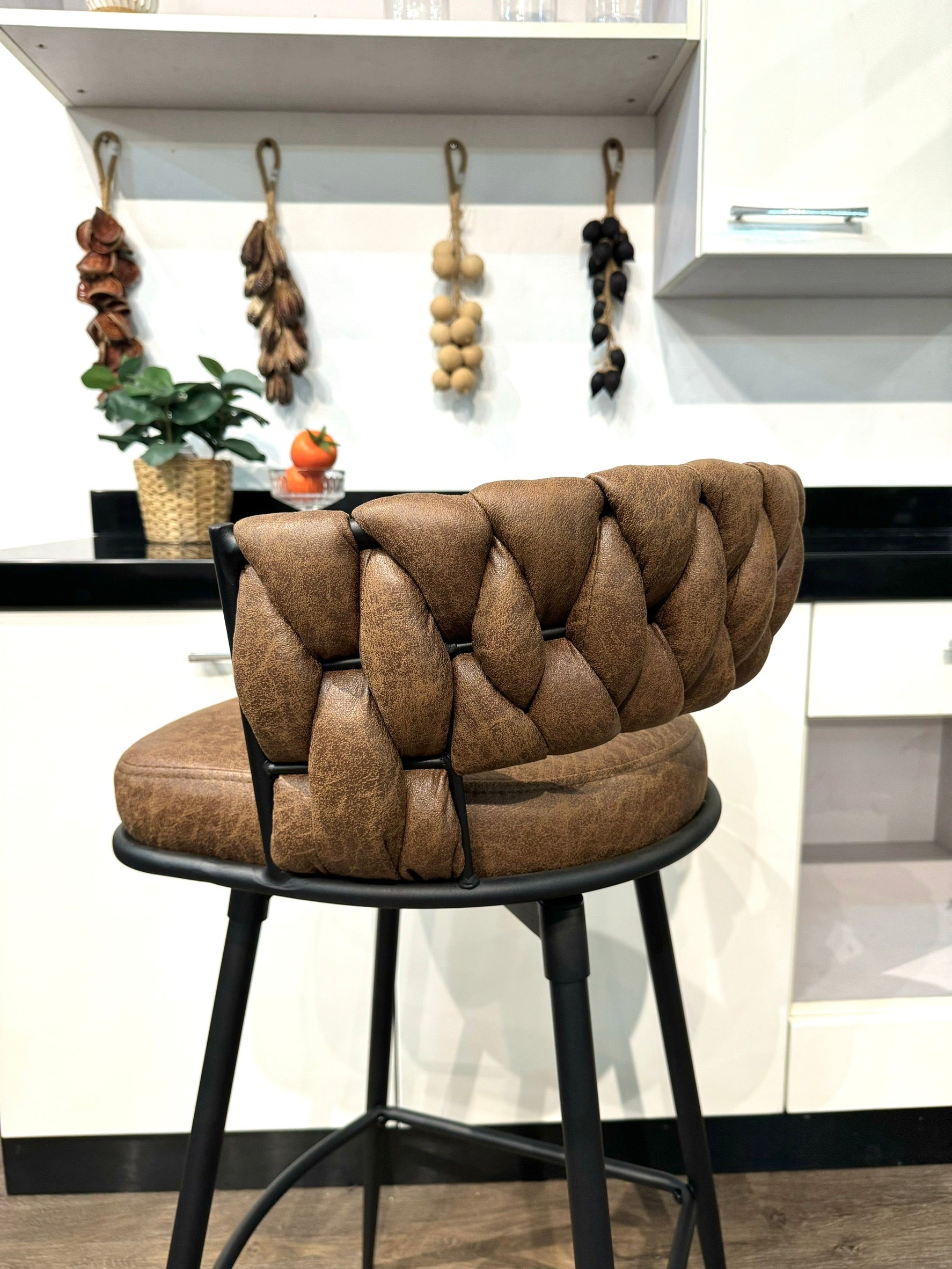 เก้าอี้บาร์ ขาเหล็ก รุ่น เลล่า LAYLA หุ้มหนัง PU  สไตล์ลักซูรี่ luxury ขาทอง ขอบทอง ผ้ากำมะหยี่